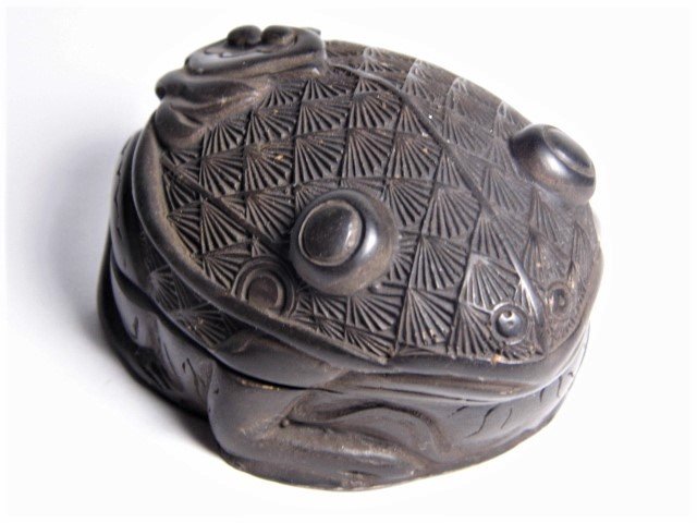 Vintage Asian Frog Reishi Mushrooms Yixing Clay Inkpot: Frog sitting among reishi, the mushroom of immortality.
