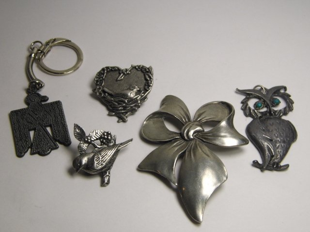 Five Piece Lot Collectible Pewter Seagal: Very nice pieces in fine condition. Three are signed and dated. An owl necklace pendant, a thunderbird keychain, a bow brooch and two bird pins.