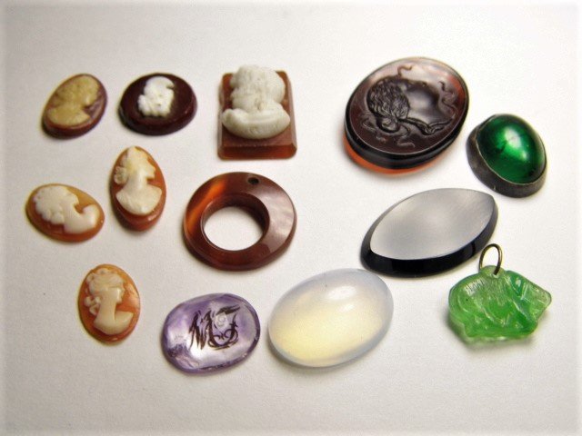 Baker's Dozen Cabochons Cameos Pendants Oddments (1 of 10)