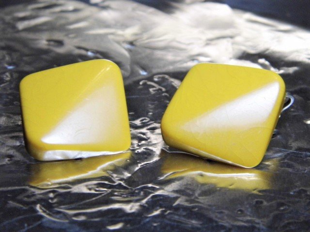Pair Yellow Amber Bakelite Vintage Clip Earrings: Clips are sturdy.