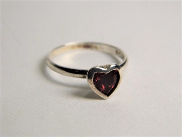 Cute Vintage Sterling Silver & Ruby Ring Heart sz 6+ (1 of 2)