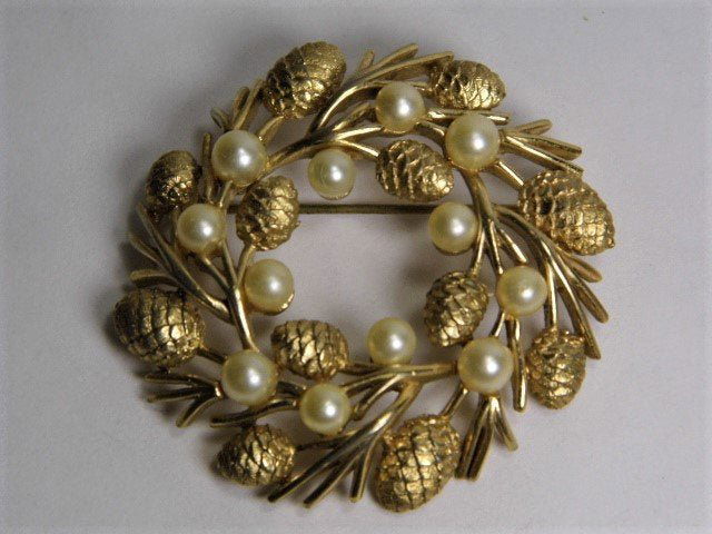 Vintage Trifari Festive Brooch Pin Pine Cone Wreath (1 of 4)