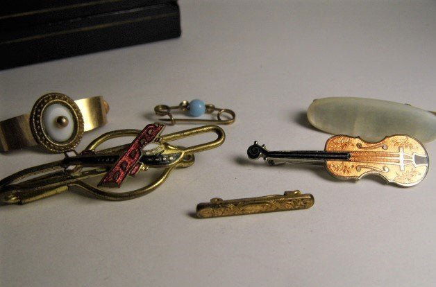6 Antique or Vintage Jewelry Items Clips Pins Baby Pin (1 of 7)