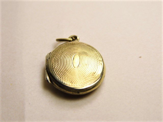 Antique Victorian Mourning or Memorial Locket: Original condition. Gold plated. Hinge and clasp good.