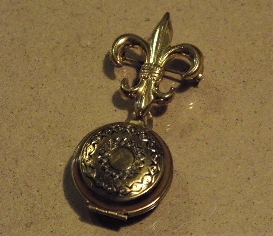 Vintage Ca 1960 Lavalier Double Locket Brooch: Very good condition. also comes with pair of b/w photos of movies stars, Bob Hope and Doris Day. Currently both are starring in 'Forest Lawn', Hollywood, CA.
