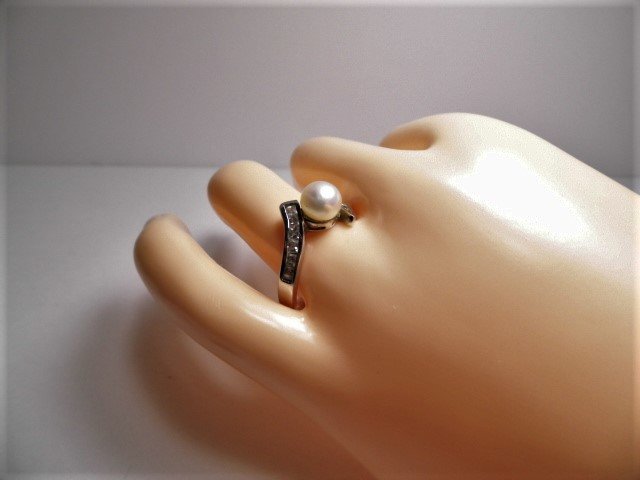 Cute Vintage Sterling Silver Solitaire Pearl Ring: Marked sterling silver. Guaranteed genuine solitaire cultured pearl.