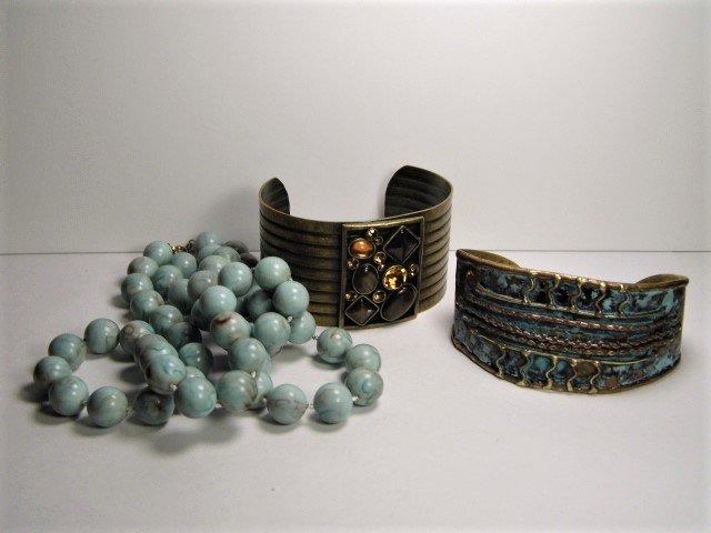 Three Oiece Pair Costume Cuff Bracelets and Necklace: Brass bracelets. Turquoise color resin bead necklace 28 inches. All very good condition. Nothing missing.