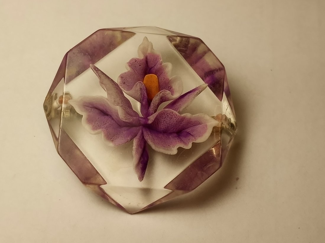 Fine Vintage Lucite Floral Brooch: Ca 1960 brooch in great condition.