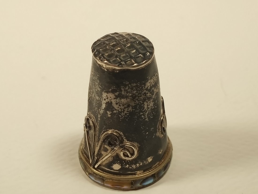 Silver Thimble: Souvenir, collectible thimble.