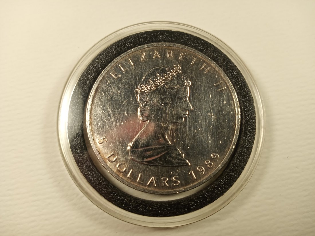 1989 Canadian 999 One Ounce Silver Dollar: 000 fine, 99.9 % pure silver.