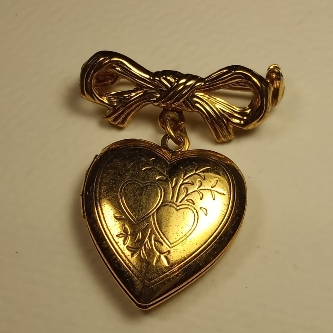 Vintage Lavalier Pin Heart Locket: Like new condtion.