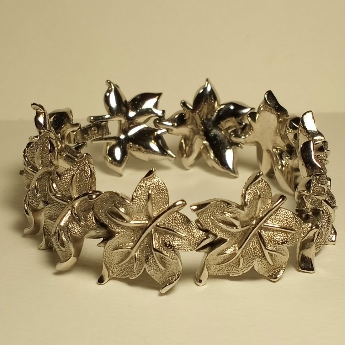 Vintage Trifari Silver Tone Bracelet Maple Leaf: Good clasp. Like new condition.