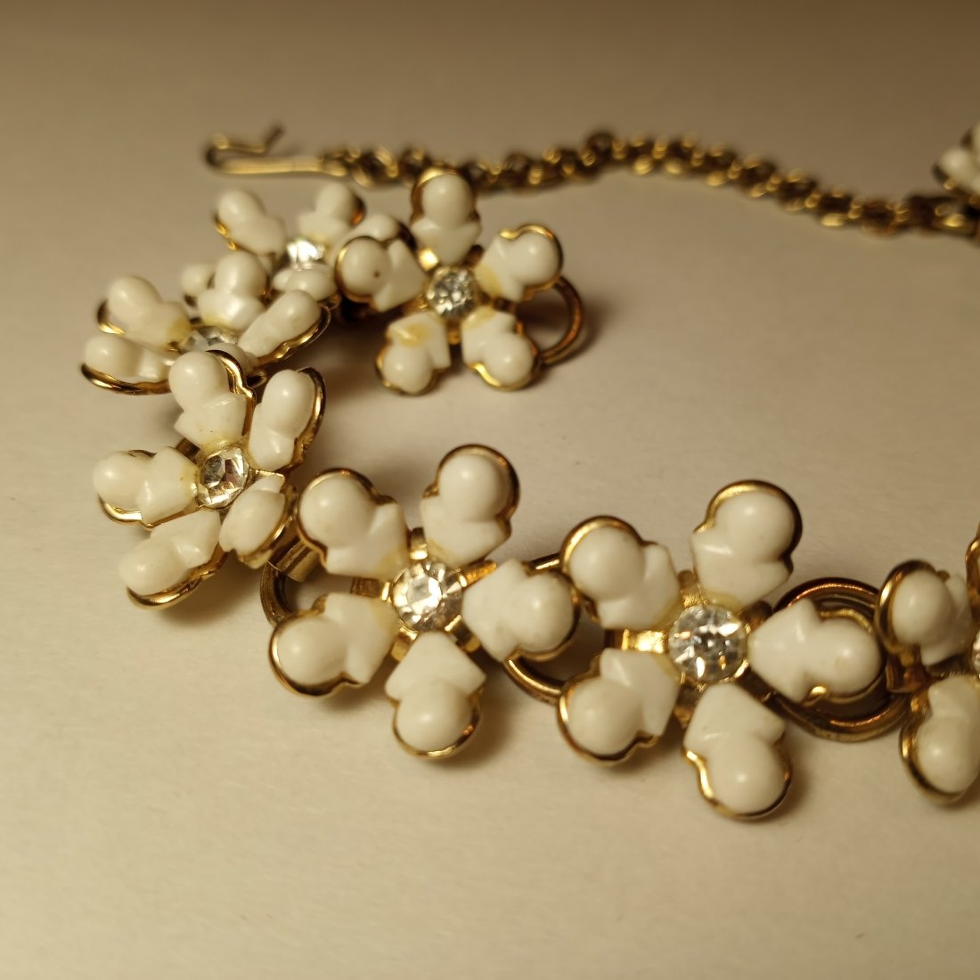 Unique Vintage Snowflake Milk Glass Bracelet: No cracks or breaks. Adjustable chain.