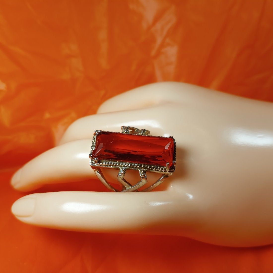 Large Unique Vintage Sterling Silver Dinner Ring size 8: A really nice fiery stone,resembling amberina glass. Marked sterling inside band.