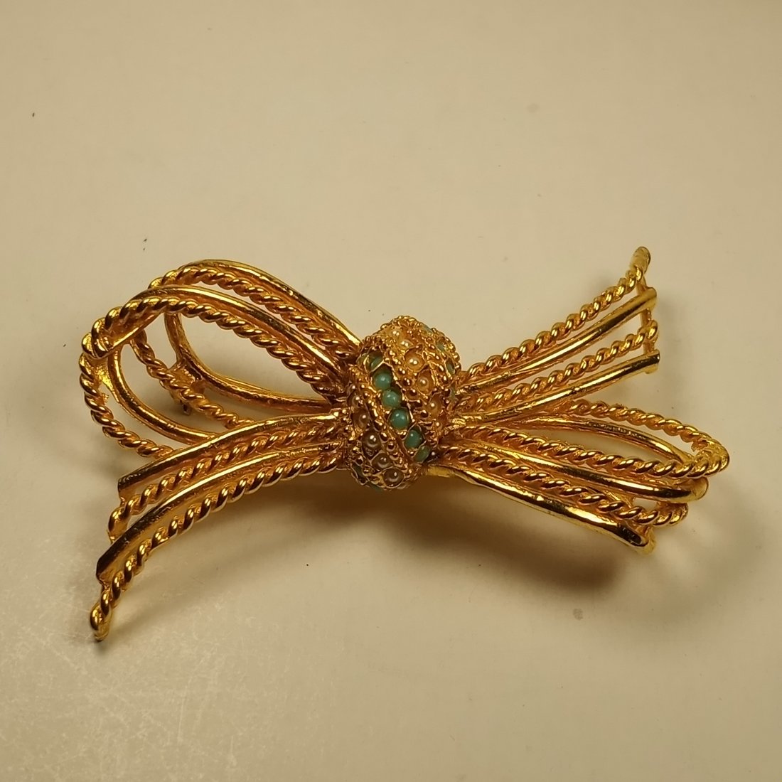 Pretty Lemon Gold Tone Ribbon Bow Brooch: Large brooch in fine condition. Seed beads,