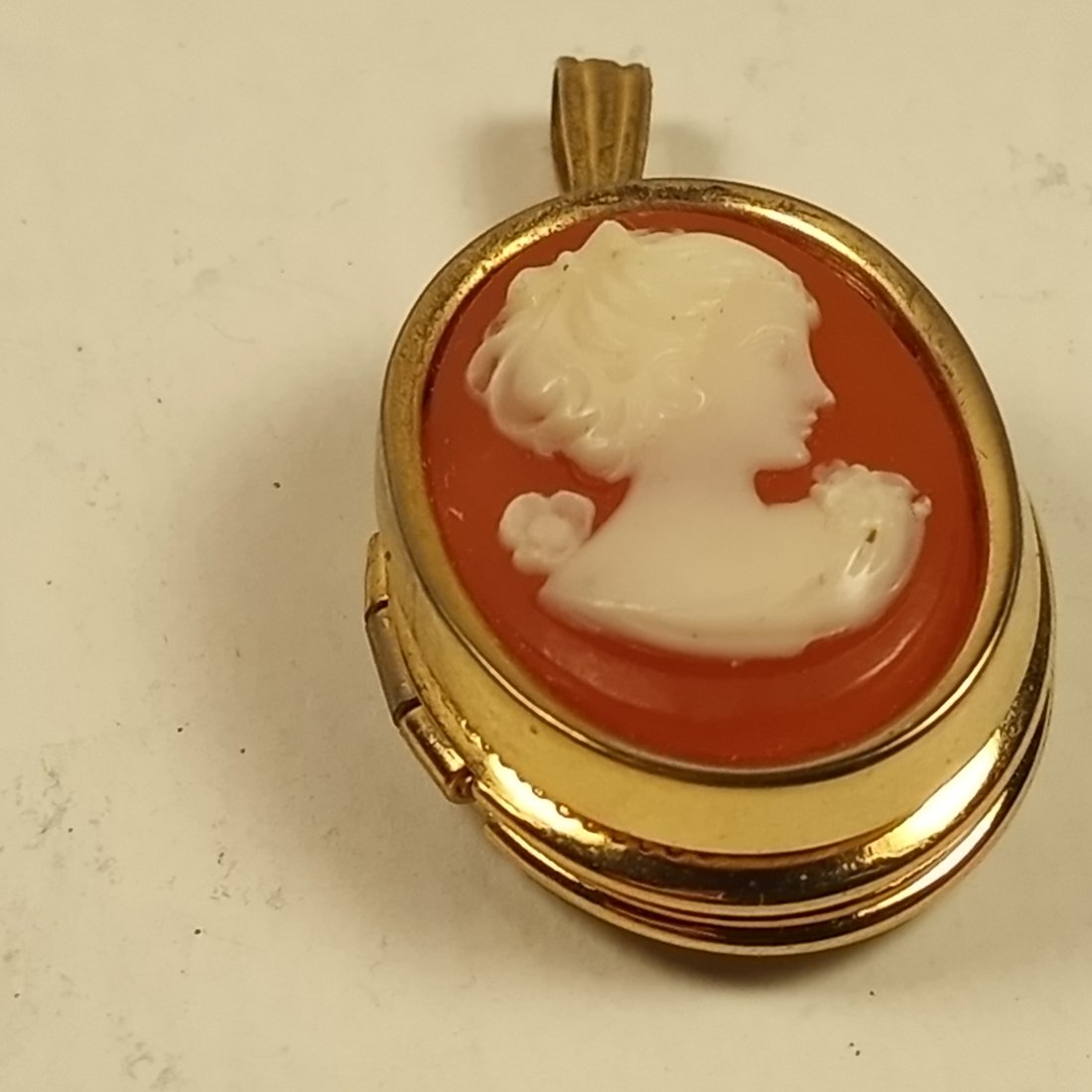 Cute Cameo Double Locket: Good condition.