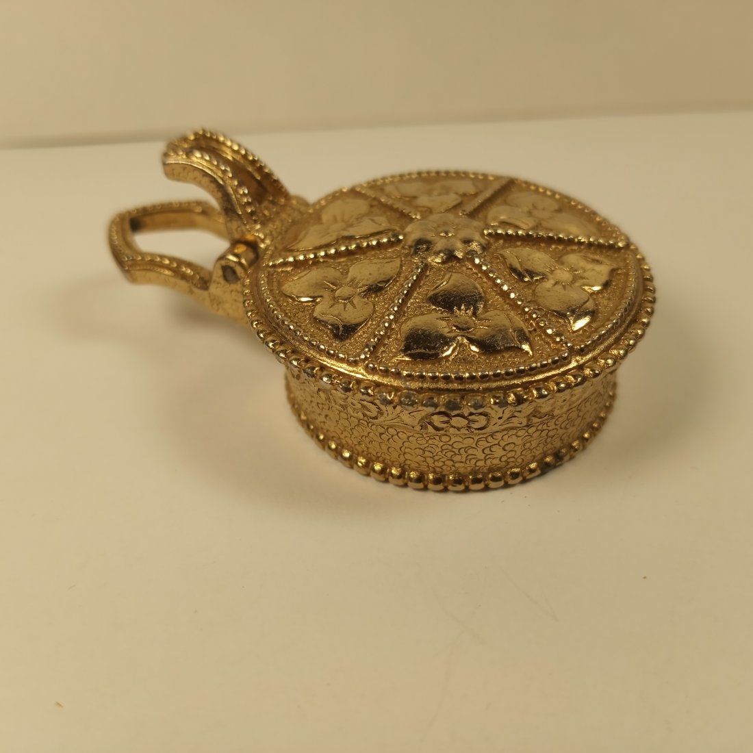 Vintage Frying Pan Keepsake Pendant Locket or Pill Box: Top has a levered spring so will not open. Open by pressing the lever.