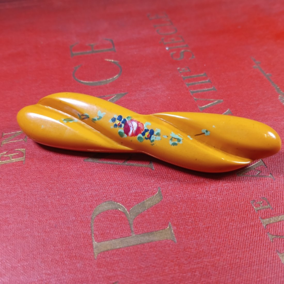 Large 1940/50 Galalith Plastic Brooch (1 of 2)