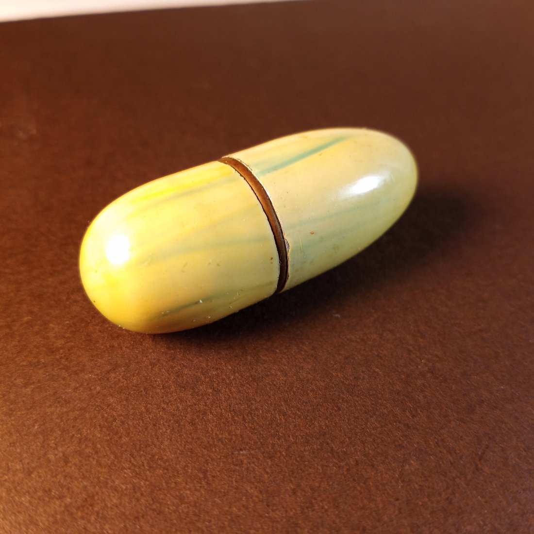 Vintage Enameled Sewing Egg Needle Case w/ Thimble & Thread (1 of 5)