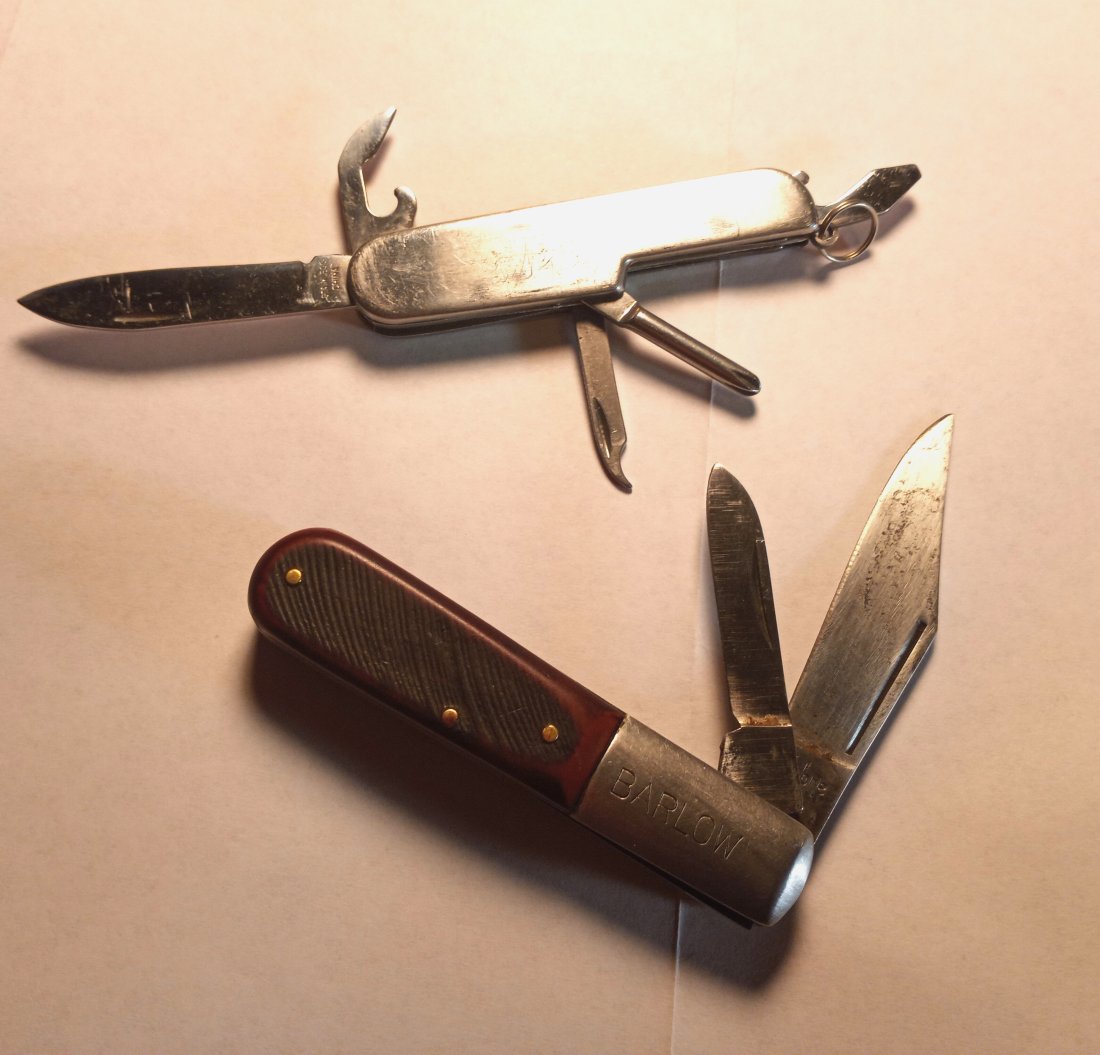 Vintage Barlow Sabre Knife and Extra: Sharp sturdy knife. Second knife is marked China Stainless. Both knives in fine working condition.