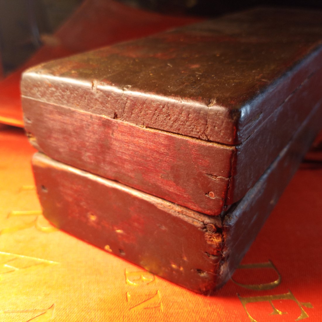 Very Old Antique Whetstone Oil Stone in Tin Lined Box: Oiled type honing stone. Has a tin reservoir to keep oil from seeping. Stone is in good condition. Old as Methuselah.