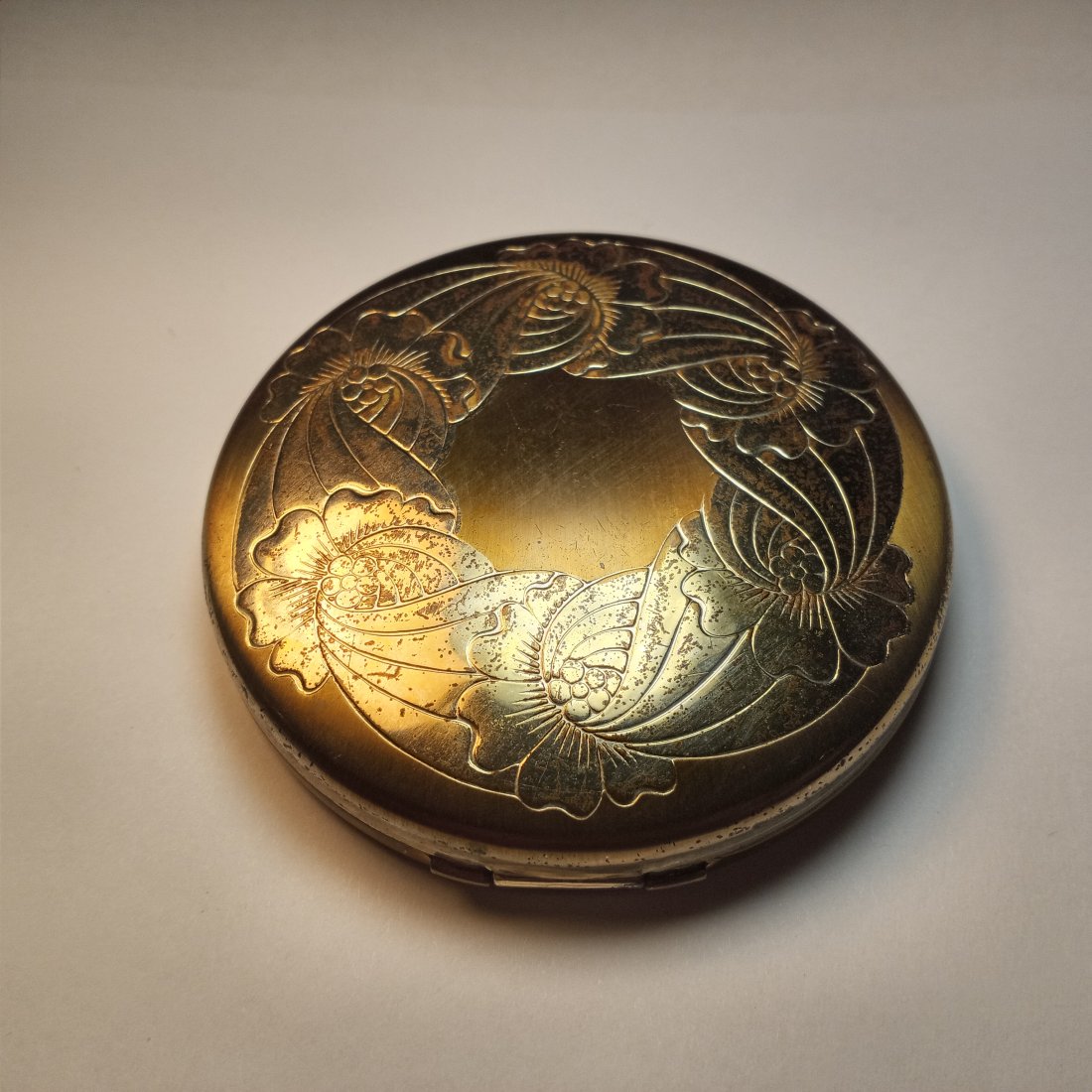 Vintage Large Cosmetic Powder Compact: Spring lid. Sifter. Puff.