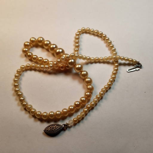 Fine Vintage Strand Graduated Glass Pearls Beautiful Clasp