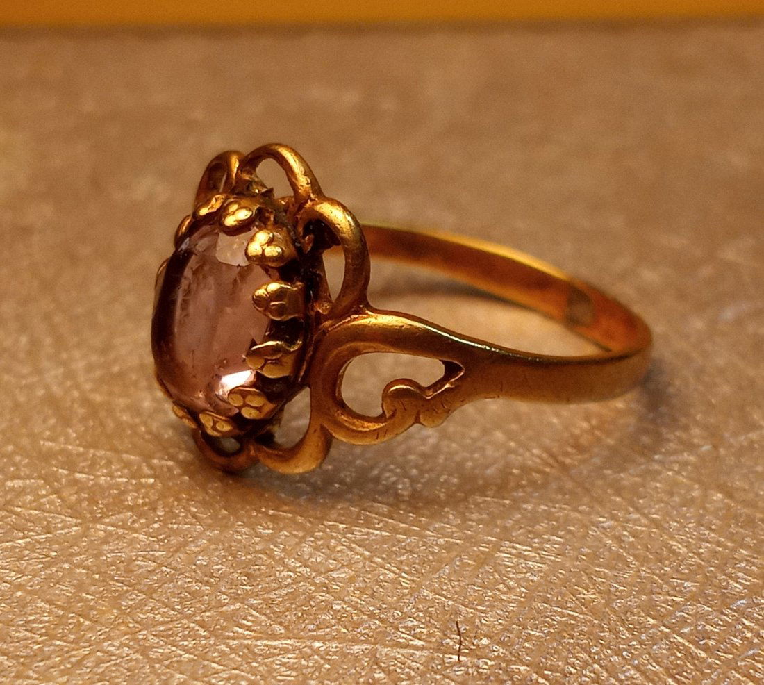 Petite Victorian Antique Ring size 5 1/2: Still eye catching after a century.
