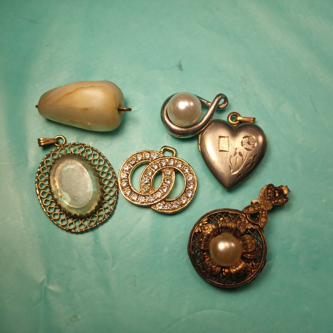 Lot of Jewelry Elements Locket Pendant: As found. Good vintage condition.