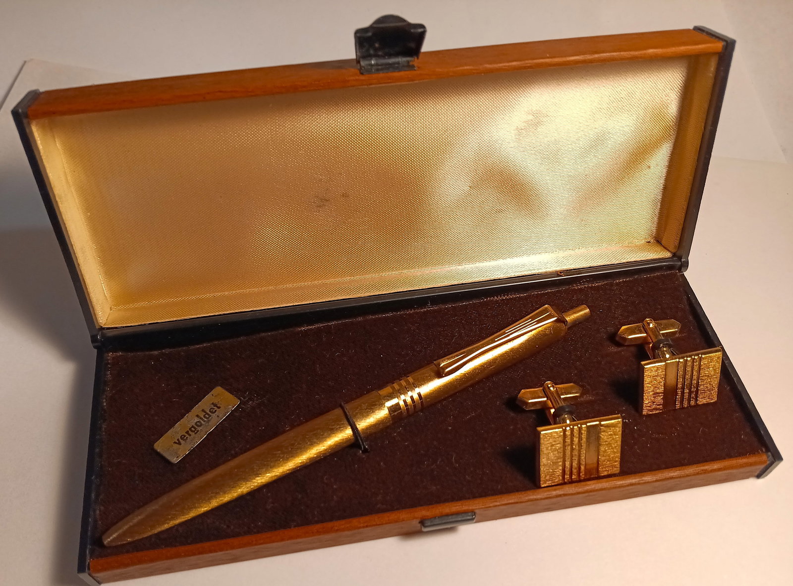 Vintage Ballpoint Pen and Cufflinks Set Germany: Original wood box. Tag inside states 'vergoldet' meaning gold plated.