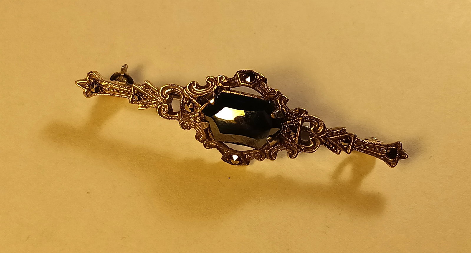 Vintage Bloodstone and Sterling Silver Art Deco Influence: Finely made custom brooch with 8 small stones with large center stone. All pronged in. Sandcast with polished back. Marke 925 with a maker mark. Vintage piece from an estate in Germany.