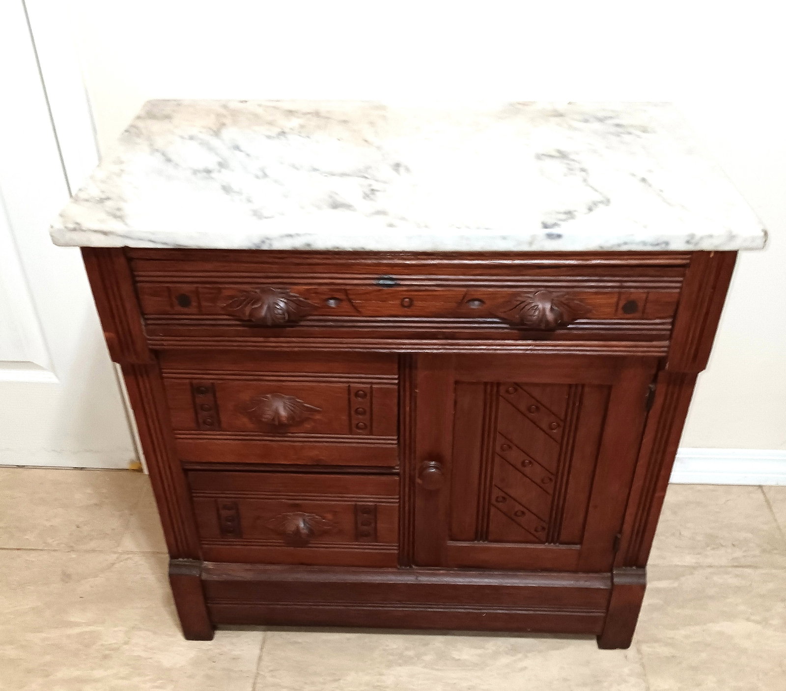 Antique Farmhouse Kitchen Chest / Dough Box Storage: Fine condition for the age. Delivery available within 50 mile radius.