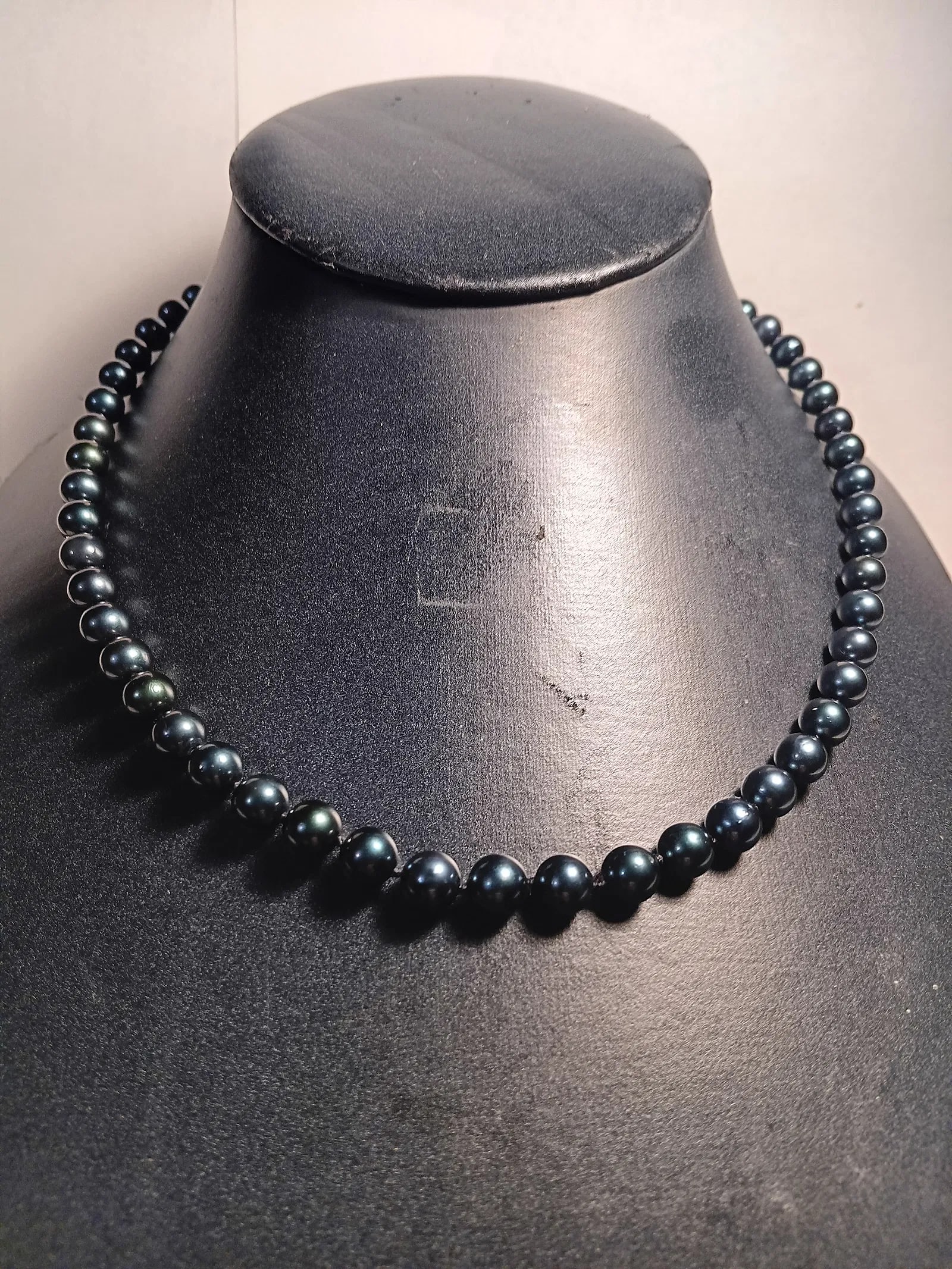 Fine Dark Green Genuine Pearl Necklace Hand-Strung 19 inch 14 Karat Clasp: Hand-strung by JD Cullifer in Birmingham ca year 2000. Necklace never worn. Pearls are a very deep, dark green which appear black in low light. Necklace has a 14 karat gold clasp.