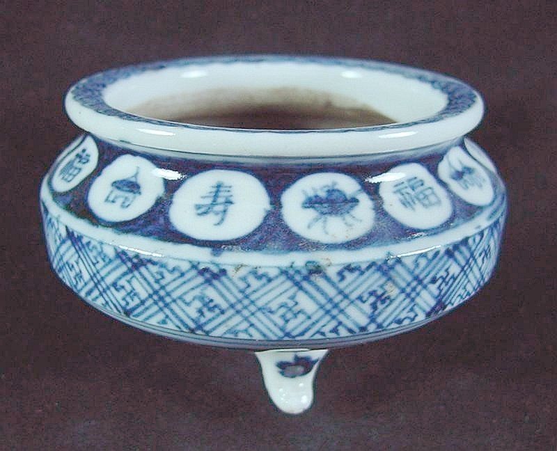 A Japanese Porcelain Footed Brushwasher – Edo: A handsome round Japanese brushwasher on tripod legs. The top of the piece has a band of circular design. At the shoulder there are fourteen small reserves – half with Kanji characters and the rest 