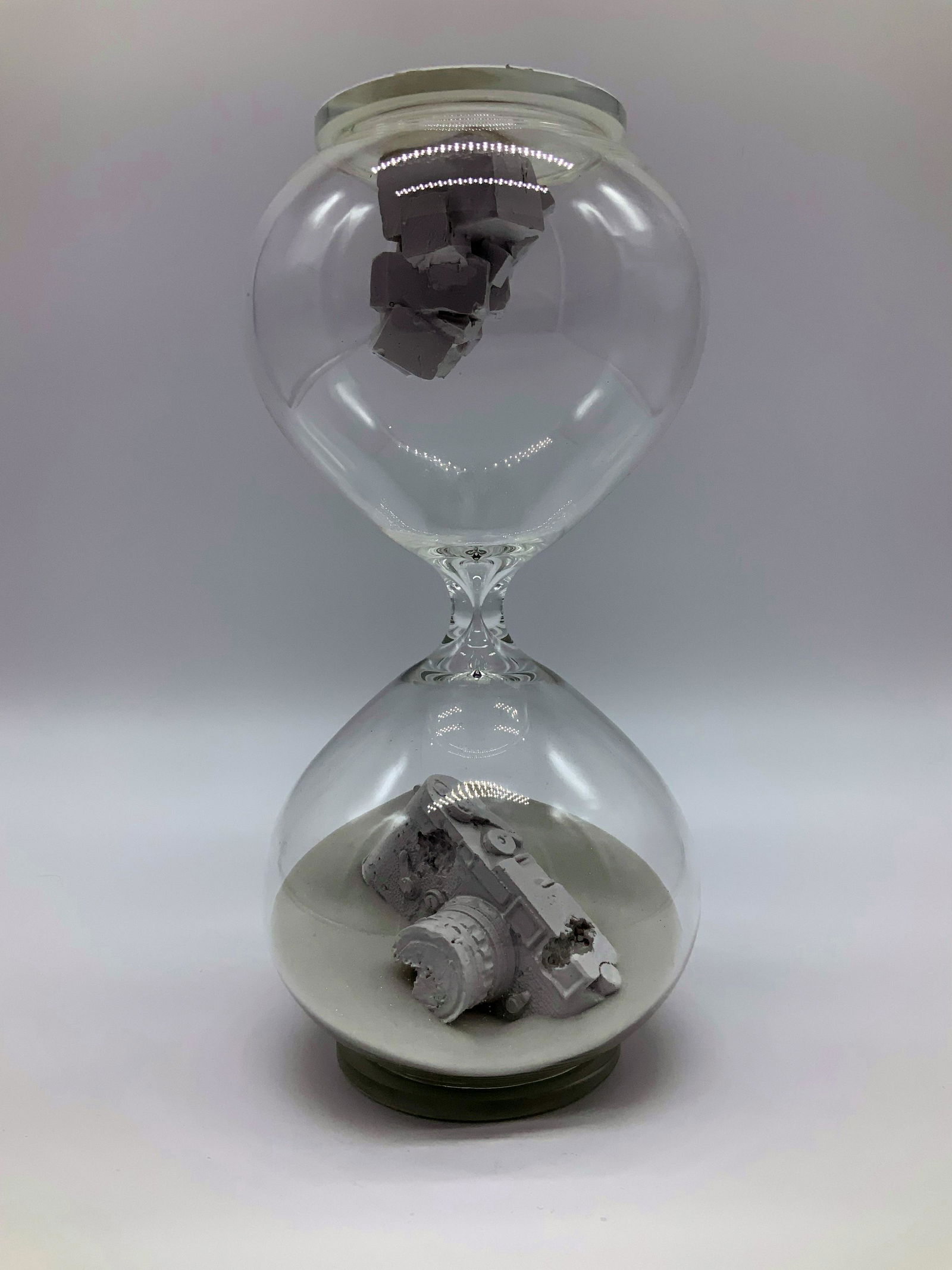 Daniel ARSHAM (American, born in 1980): Daniel ARSHAM (American, born in 1980) Hourglass (White), 2018 Glass, sand and two casted objects Edition of 500 24 x 11 cm - 9,4 x 4,3in