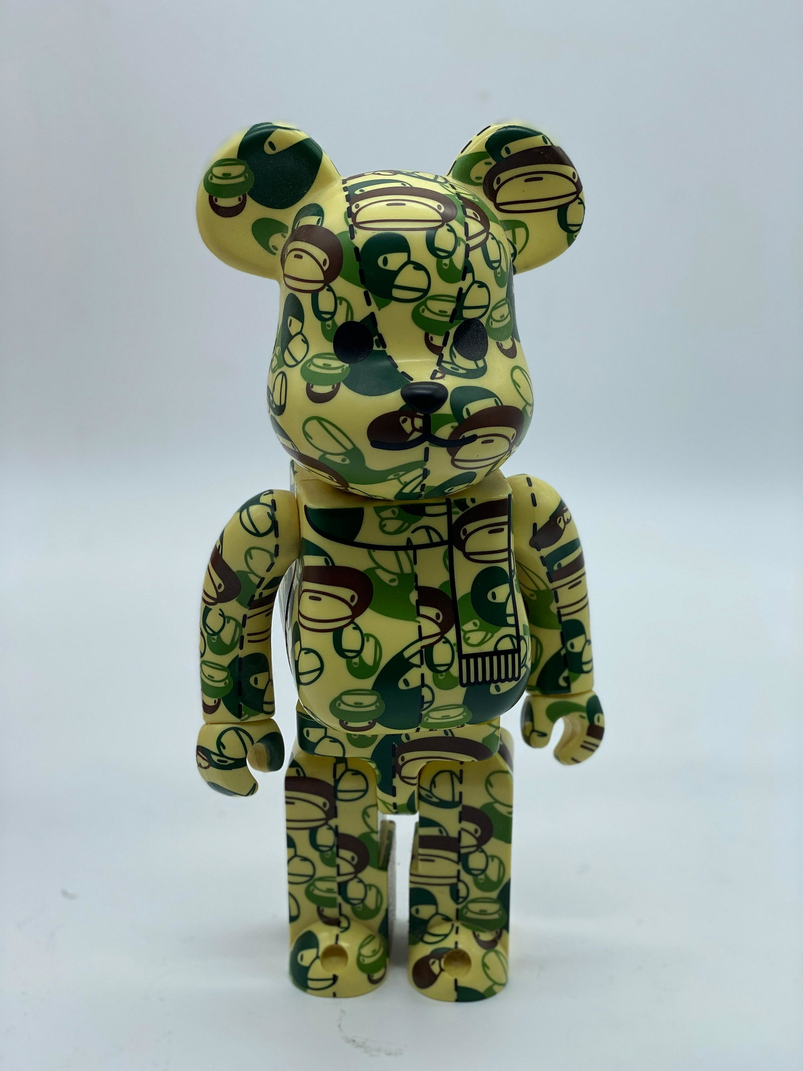 Be@rbrick: Be@rbrick X Bape Play Milo Camo 400%, 2007 Figurine en vinyle peint Empreinte sous les pieds Edition Medicom Toy Corporation 27.3 x 12.7 x 8.9 cm Painted cast vinyl Stamped on the underside Edition Me