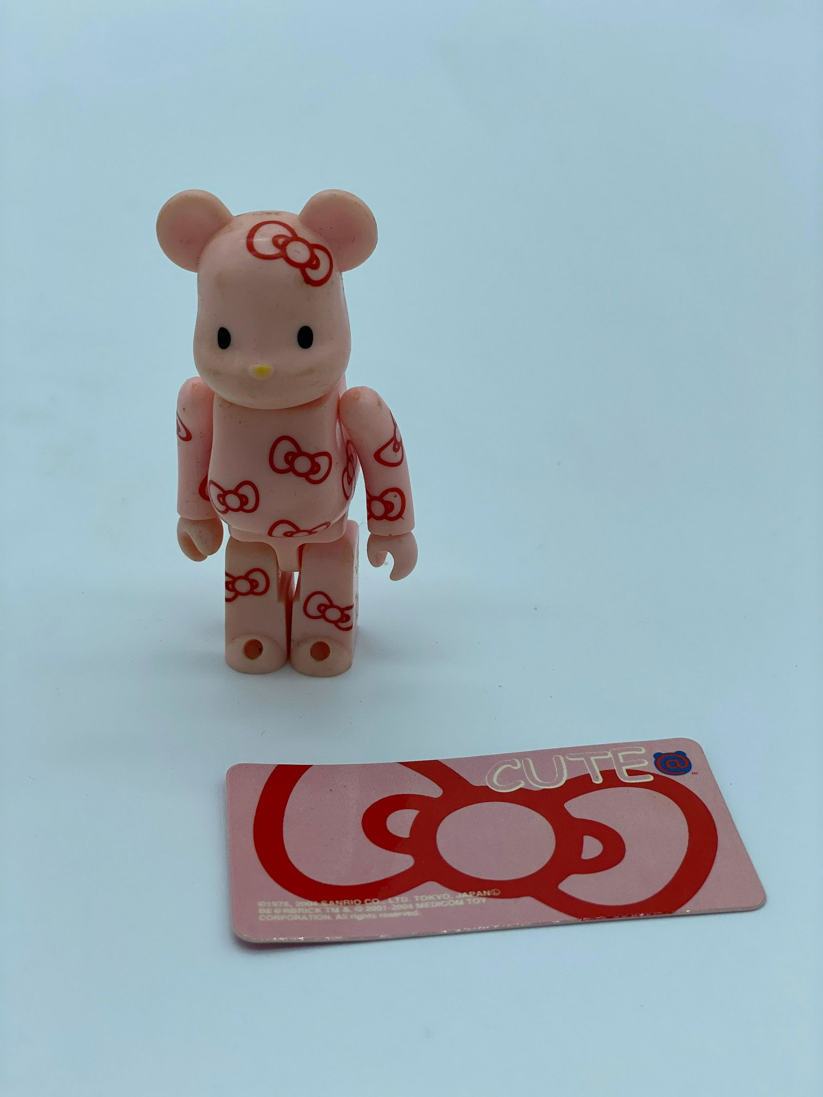 Be@rbrick: Be@rbrick Series 9 – Hello Kitty (Cute) 100%, 2004 Figurine en vinyle peint Avec sa carte d’origine Edition Medicom Toy Corporation 7 x 3,2 x 1,9 cm Painted cast vinyl With original card Edition M