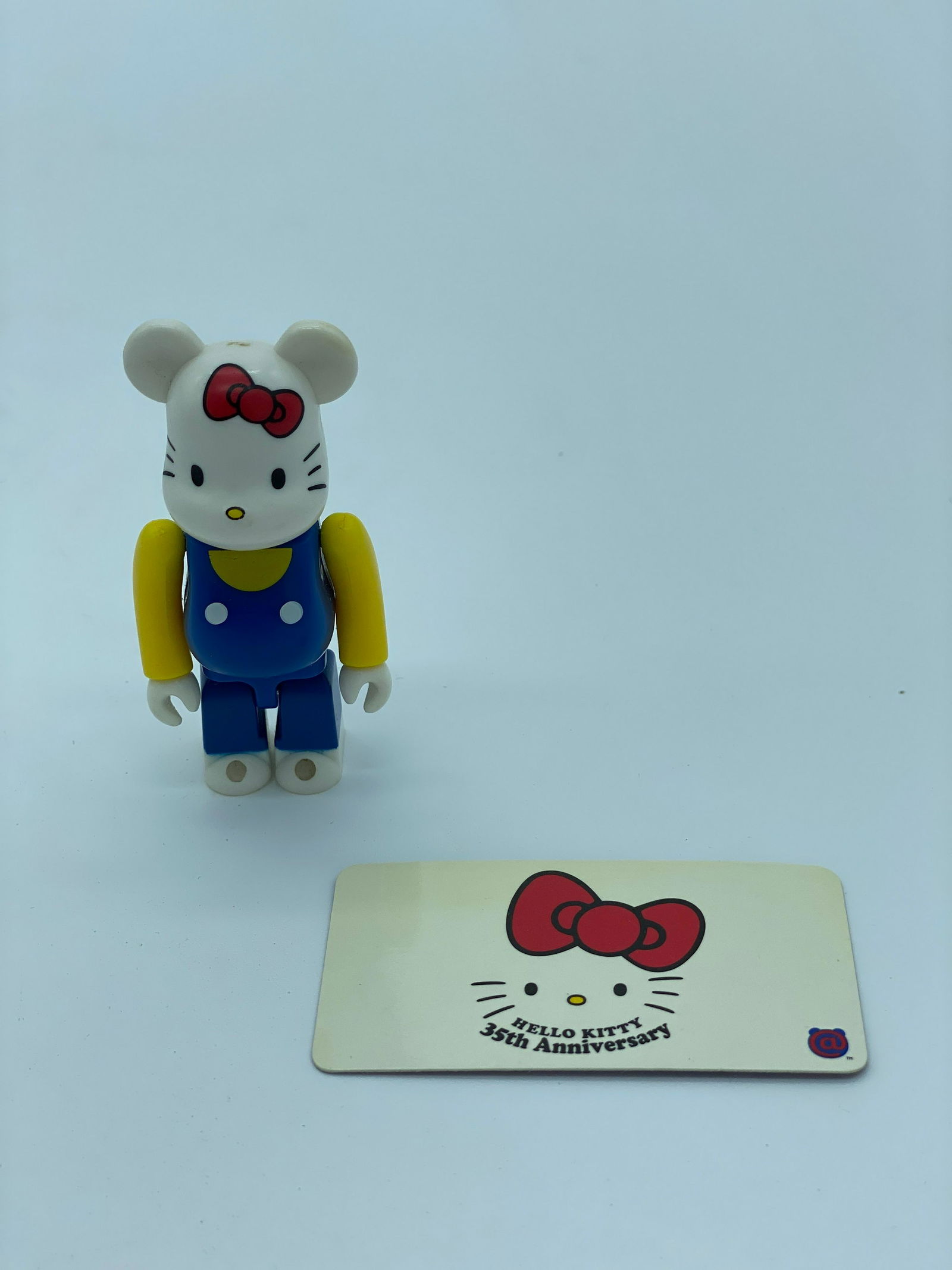 Be@rbrick: Be@rbrick Series 18 – Hello Kitty (Animal) 100%, 2009 Figurine en vinyle peint Avec sa carte d’origine Edition Medicom Toy Corporation 7 x 3,2 x 1,9 cm Painted cast vinyl With original card Editio