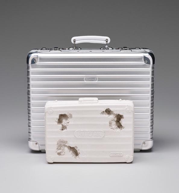DANIEL ARSHAM (Américain, né en 1980) & RIMOWA: Eroded Attaché, 2019 Plaster, glass sculpture in original aluminium attaché case. Signed. Edition of 500. - 7,7 x 11,8 x 3,5 in (plaster) ; 14,4 x 17,7 x 5,1 in (attaché case) This lot