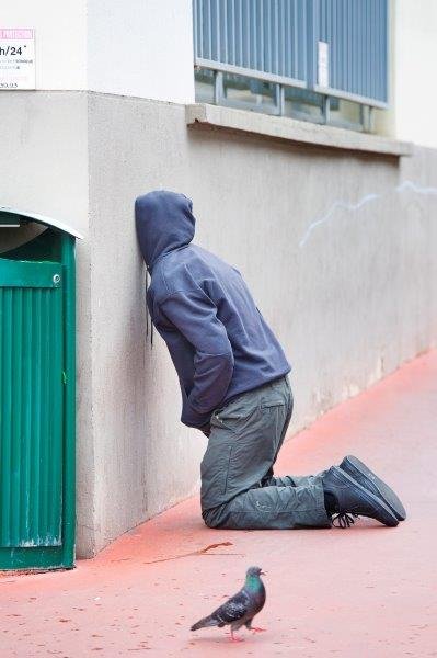 MARK JENKINS (Américain, né en 1970): Kneeling Jenkins Head in Wall, 2011 Sculpture, technique mixte, bois, résine, tissu et scotch Sculpture, mixed media, wood, resine, clothes and adhesive tape 119 x 70 cm – 46.8 x 27.5 in Provenance