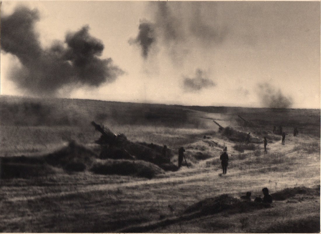 EMMANUIL EVZERIKHIN 1911-1984: EMMANUIL EVZERIKHIN 1911-1984 Tyazhelaia Artilleristskaya Positsia. Position de l'Artillerie lourde, ca. 1940. Tirage argentique d'époque monté sur carton, signé et titré en cyrillique à l'encre 