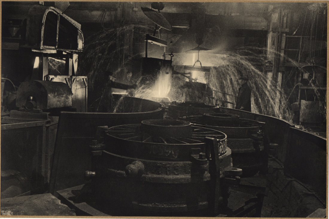 EMMANUIL EVZERIKHIN 1911-1984: EMMANUIL EVZERIKHIN 1911-1984 "Serp i Molot", Liteinii Ttsekh. Usine "Faucille et marteau", 1940. Tirage argentique d'époque monté sur carton, signé, titré et daté en cyrillique au dos. 25,5 x 38