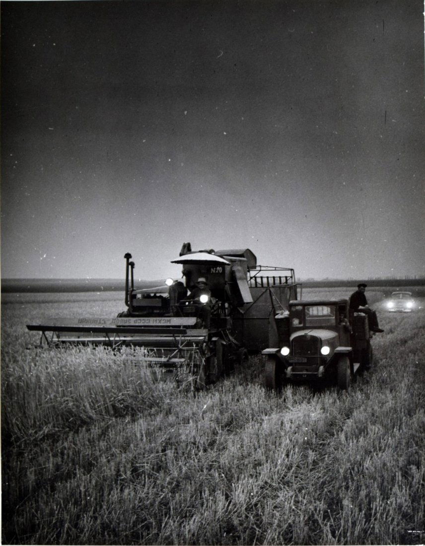 SIMON FRIDLAND 1905-1964: SIMON FRIDLAND 1905-1964 Récolte de nuit, nd. Tirage argentique signé à l'encre en cyrillique et identifié en anglais au dos. 37 x 28,8 cm Reaping the Night Harvest, nd. Gelatin silver print signe
