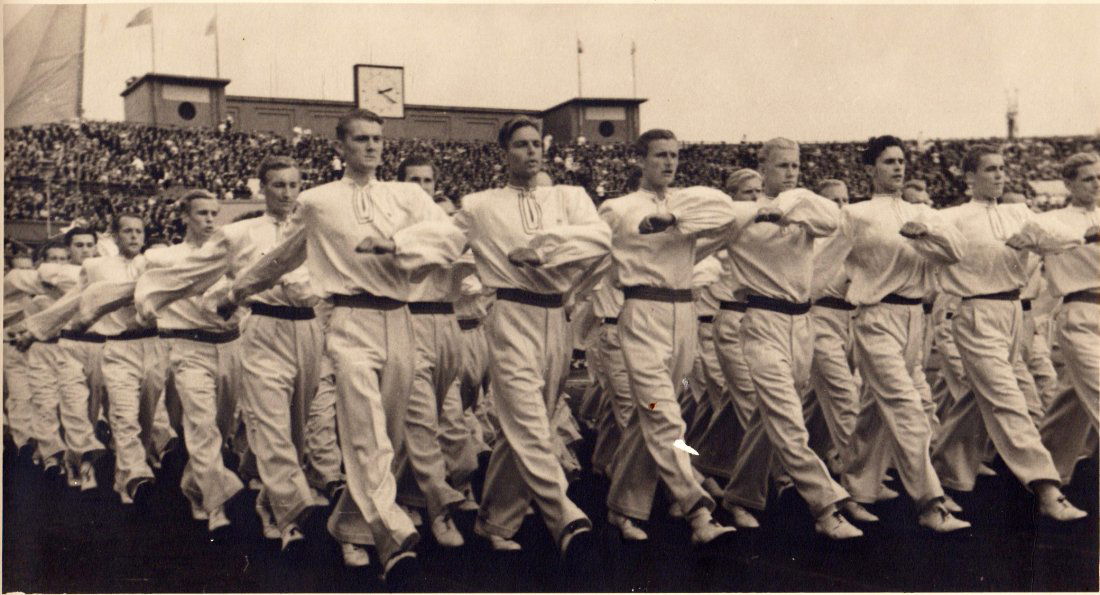 MIKHAIL GRACHEV 1913-2003: MIKHAIL GRACHEV 1913-2003 Parade sportive et culture physique, ca. 1930. Tirage argentique d'époque, titré et identifié en cyrillique au dos. 16 x 27 cm Physical Culture Parade, 1930s. Vintage gela