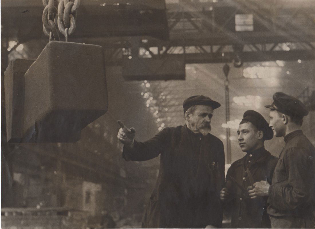 MIKHAIL GRACHEV 1913-2003: MIKHAIL GRACHEV 1913-2003 Uralmach. Smena (Uralmach. La prochaine génération), ca. 1930. Tirage argentique d'époque, identifié et titré à l'encre en cyrillique au dos. 20,5 x 28 cm Uralmach. Sme