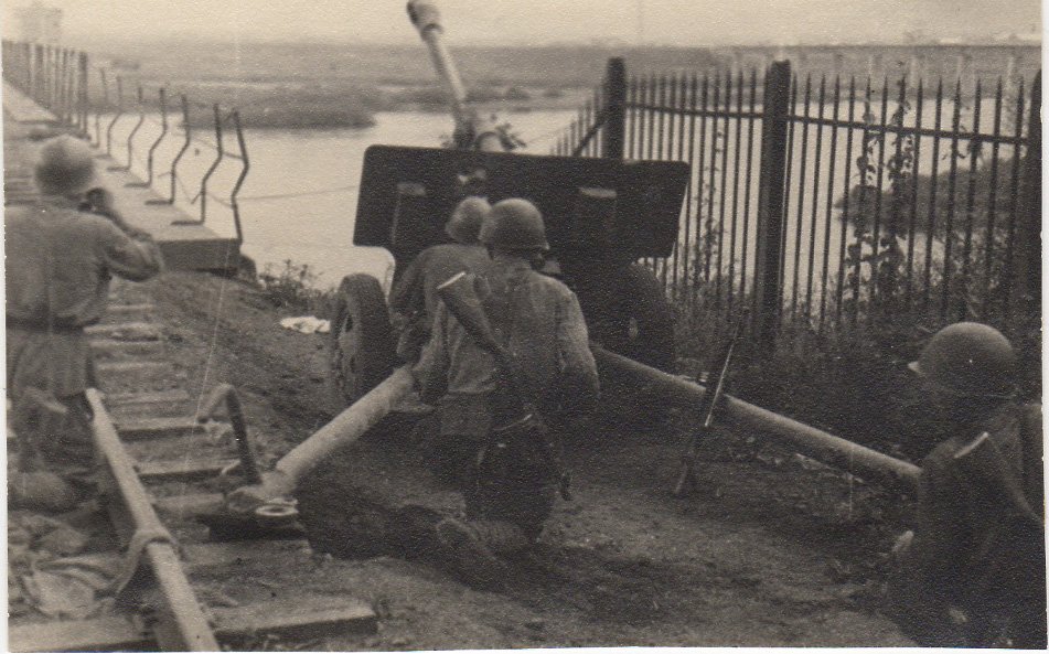 ALEKSANDR STANOVEV: ALEKSANDR STANOVEV Se battant pour la ville, ca. 1945. Tirage argentique d'époque signé et titré en cyrillique au dos. 7,5 x 12 cm Boi za gorod (Fighting for the city), 1940s Vintage gelatin silver
