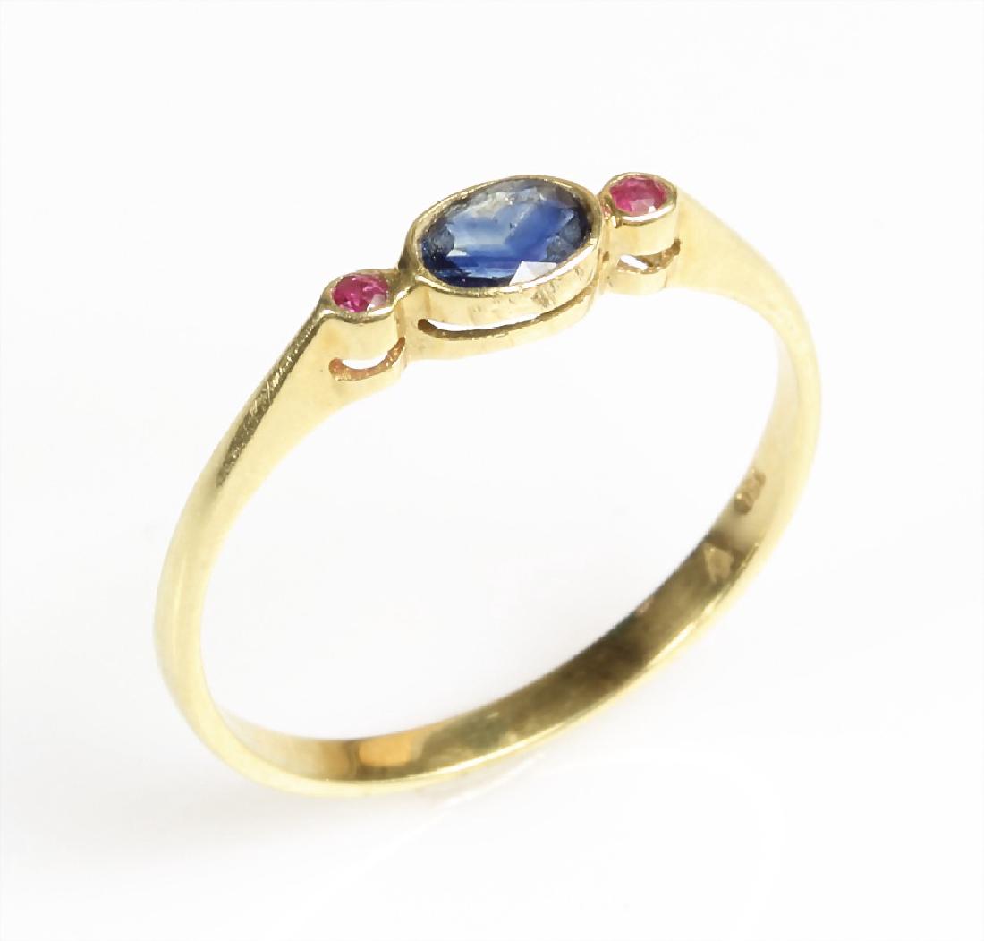 Ring, GG 750/000, zentraler bl. Saphir (facettiert), 2 (1 of 1)