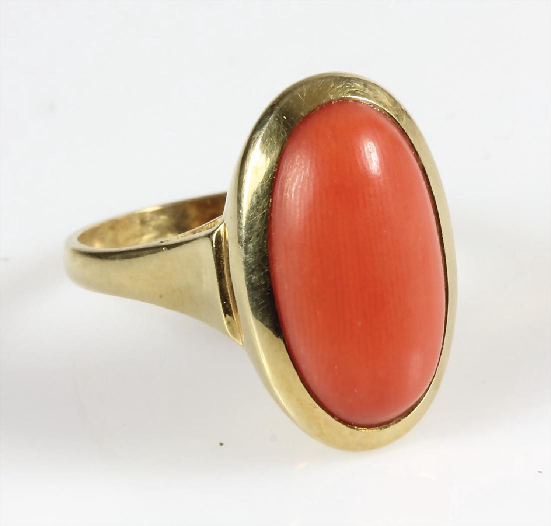 Ring, GG 585/000, Korallencabochon ca. 17,5 x 10 mm, RW (1 of 1)