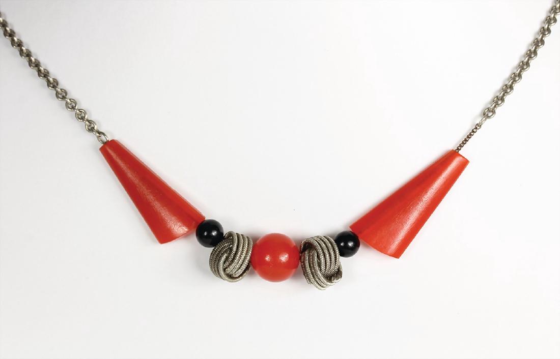Collier, "ART-DECO" der 1930/40er Jahre,: Collier, "ART-DECO" der 1930/40er Jahre, Silber mit farbigen Bakelit/Galalit-Elementen, L = 43,5 cm