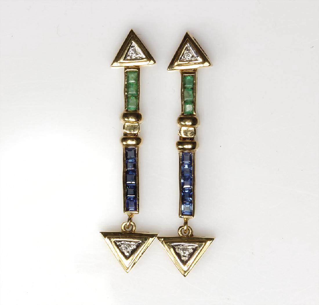Ohrhänger, GG 585/000, 4 Brillanten weiß, 10: Ohrhänger, GG 585/000, 4 Brillanten weiß, 10 Saphire u. 6 Smaragde im Carreé-Schliff, H = 36,5 mm (Hänger beweglich gearbeitet)